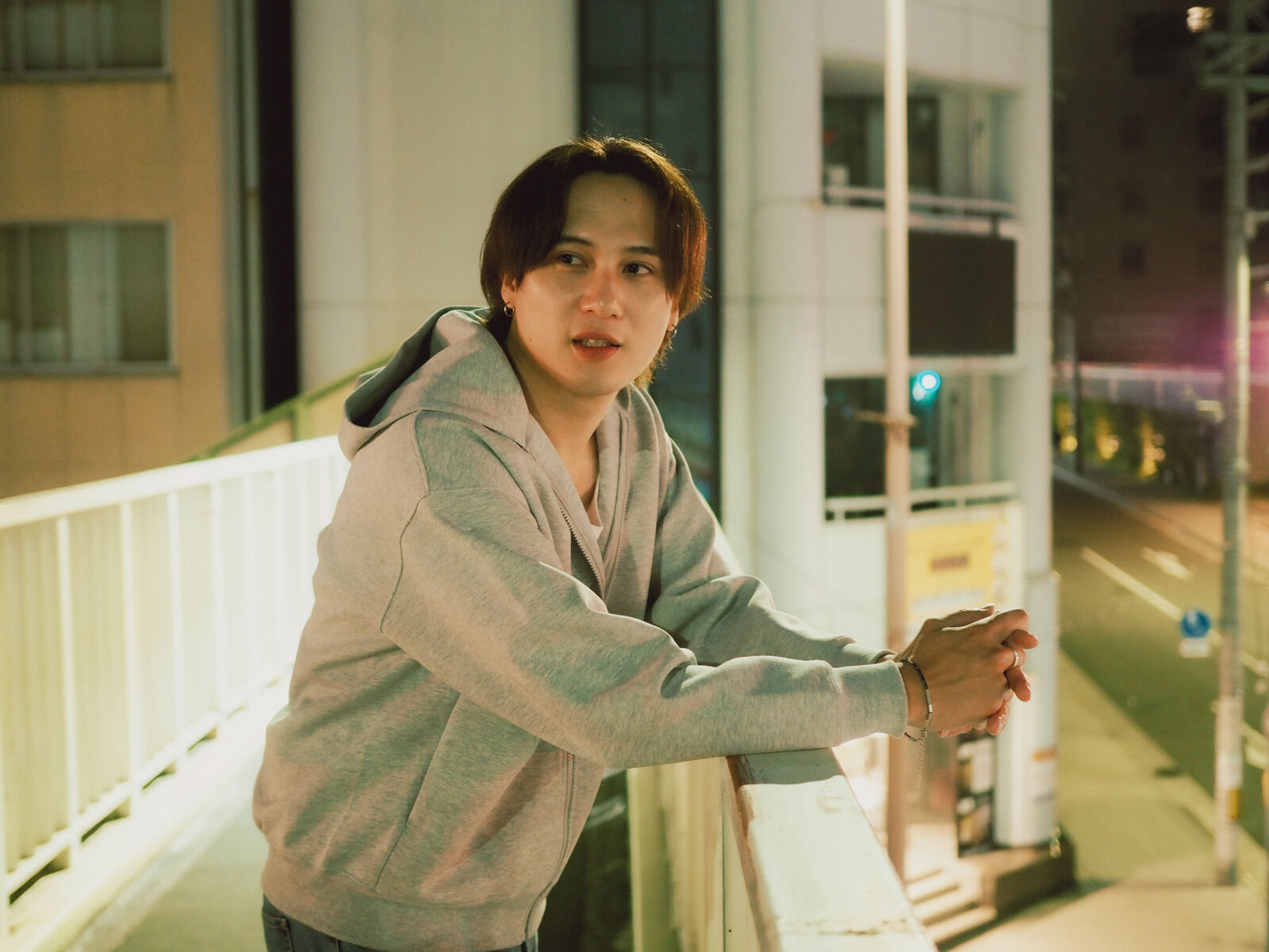 夜の街の梅村ジョー