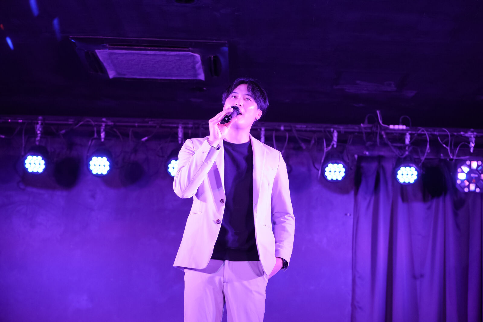 ステージに立つ梅村ジョー